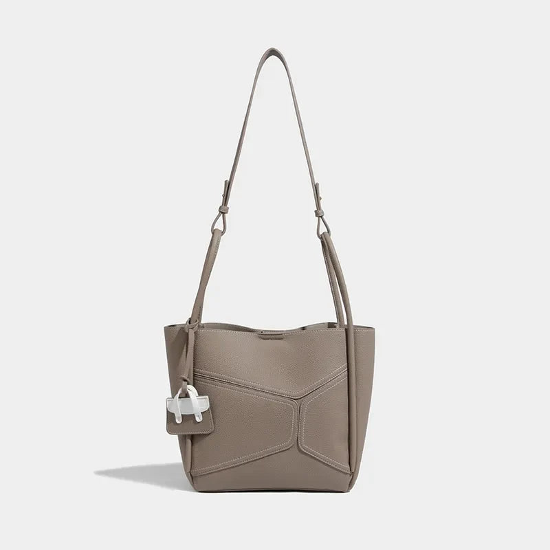 Sac Adelena en cuir véritable marron pour femme, accessoire de mode élégant et intemporel.