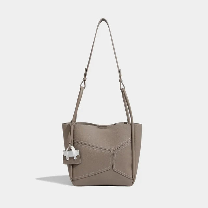 Sac Adelena en cuir véritable marron pour femme, accessoire de mode élégant et intemporel.