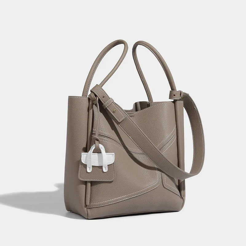 Sac à main de luxe Adelena pour femme, en cuir grainé, idéal pour une touche d'élégance.