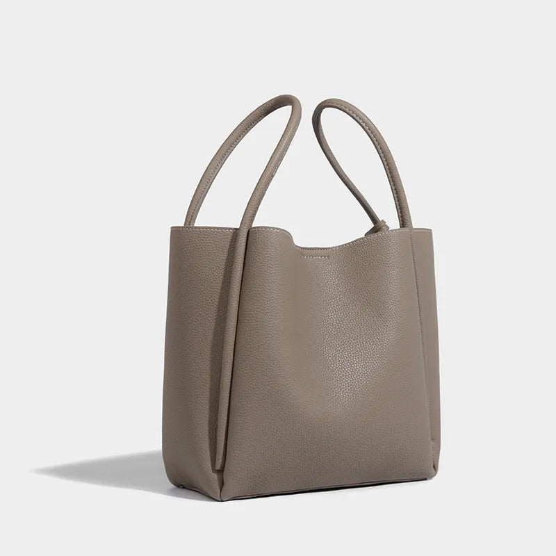 Sac bandoulière Adelena en cuir saffiano, parfait pour une femme moderne et chic.