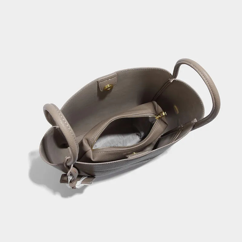 Maroquinerie de luxe: sac à main Adelena en cuir bordeaux, idéal pour toute occasion.