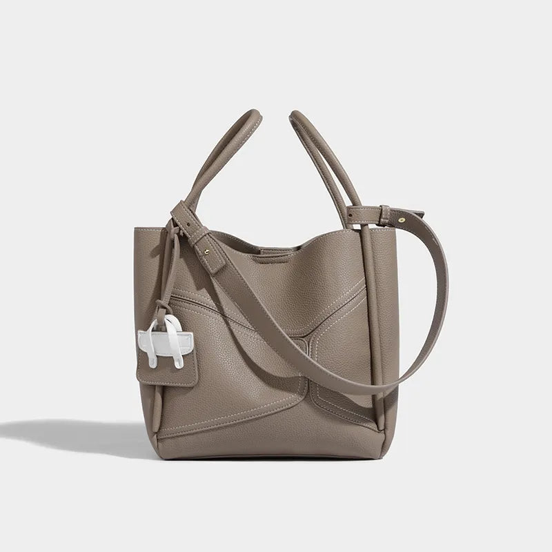 Sac Adelena en cuir bleu marine, un classique chic pour femme, parfait pour le quotidien.