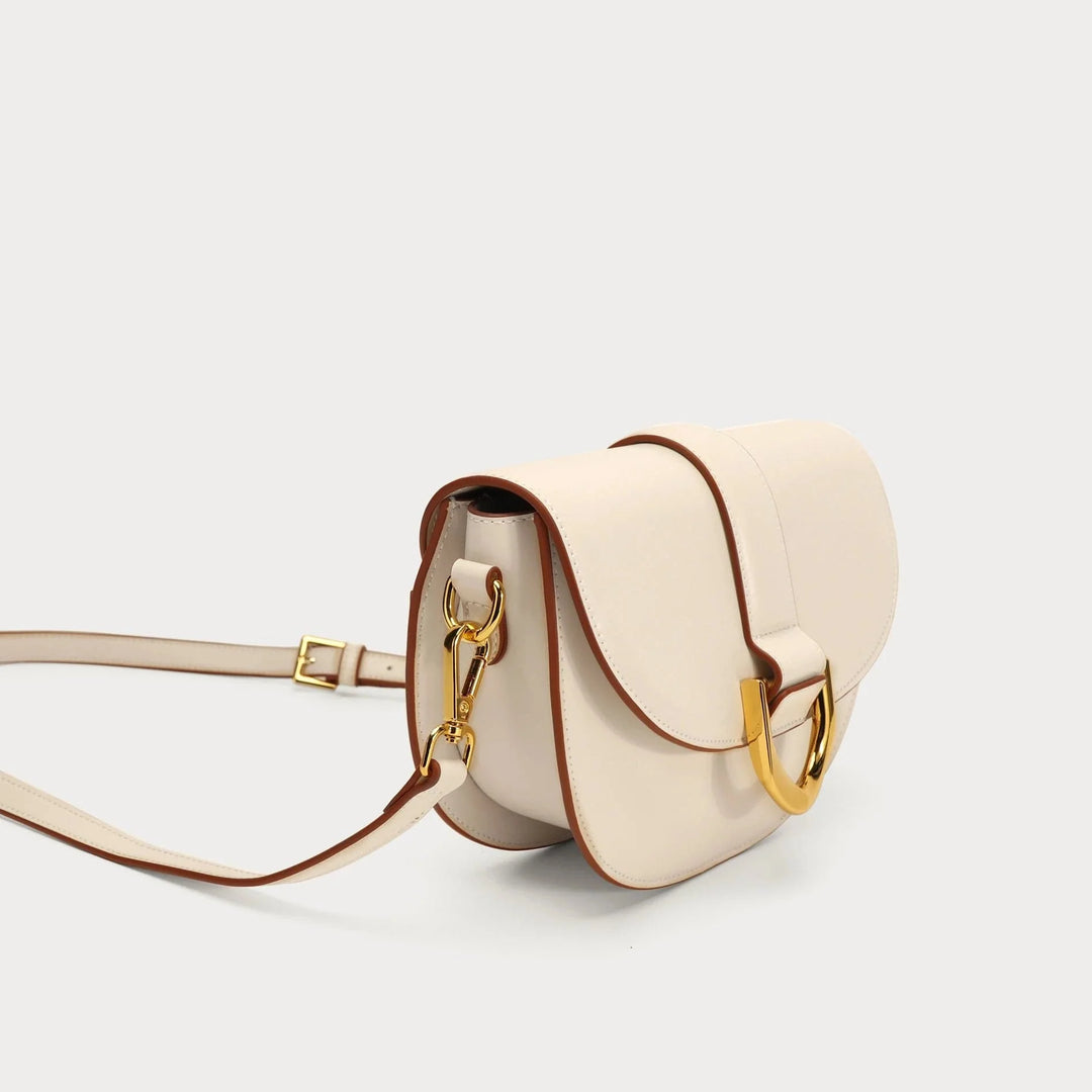 Intérieur du sac à main femme en cuir vegan: doublure textile, poches zippées, organisation optimale.