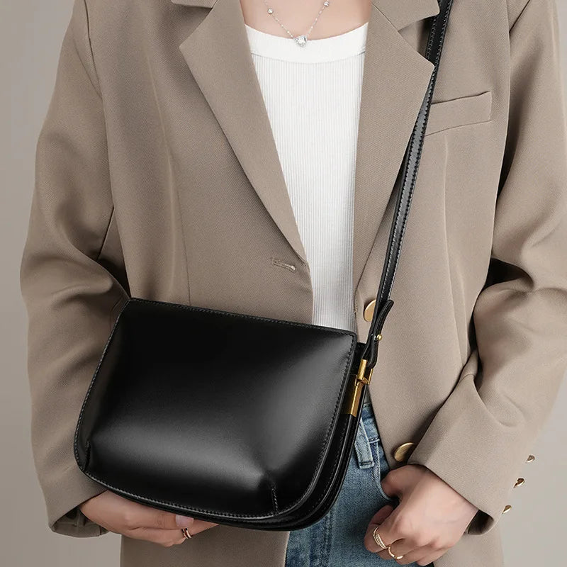Sac à main luxe noir en cuir véritable pour femme, élégant et chic, avec bandoulière réglable.