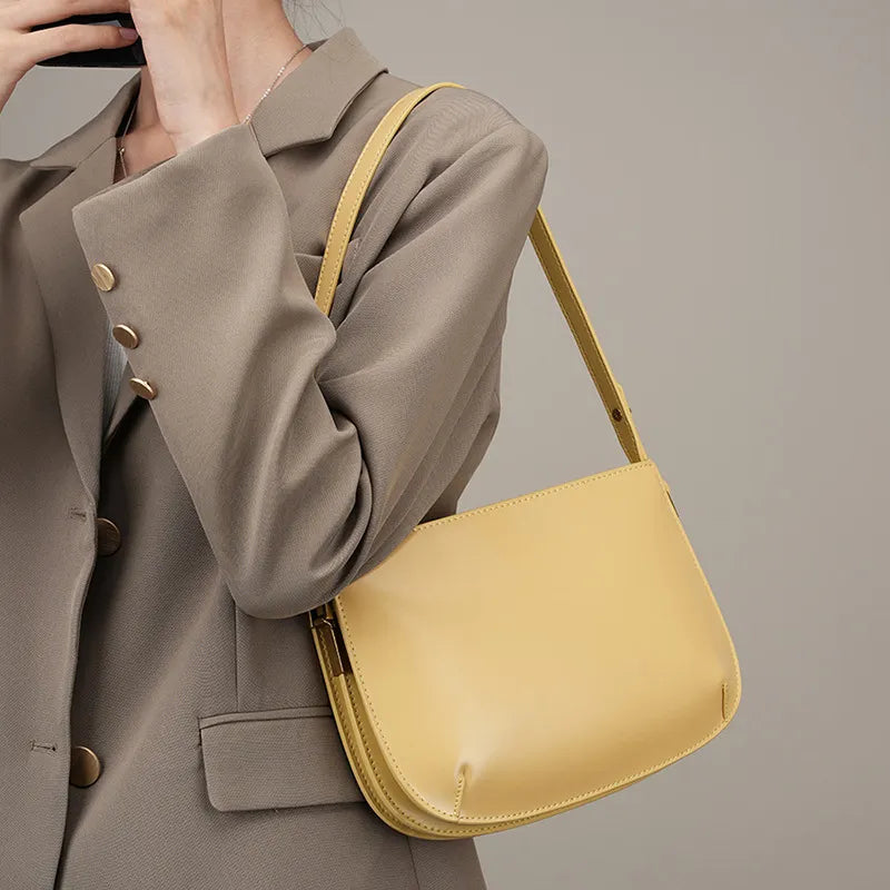 Sac à main femme jaune vif en cuir véritable, accessoire de mode audacieux, avec finition soignée.
