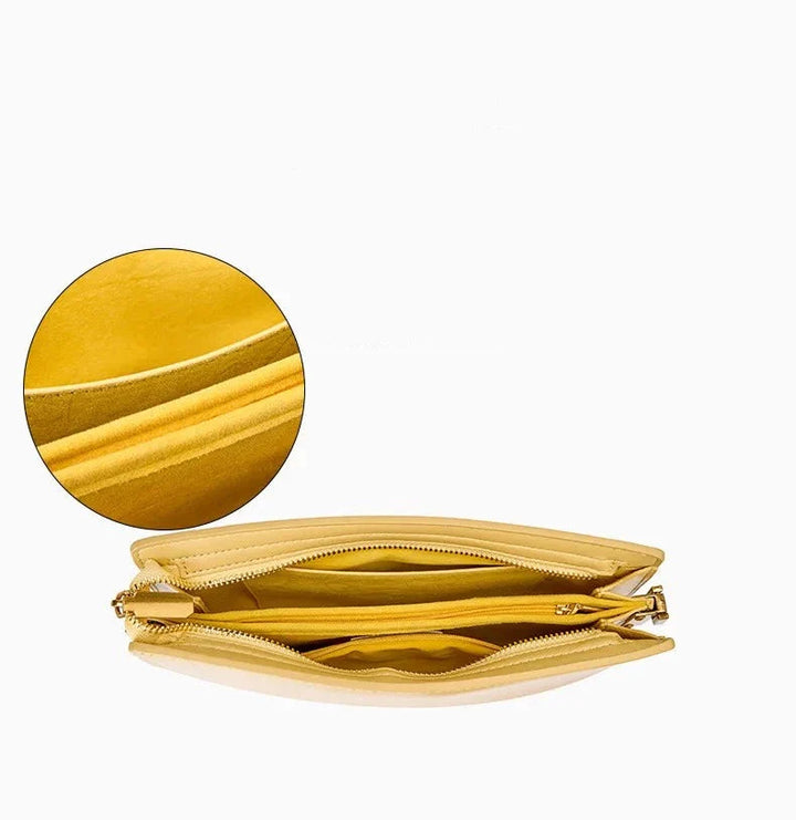 Sac à main luxe pour femme en cuir véritable, posé sur une surface, présentant ses lignes épurées et son design intemporel.