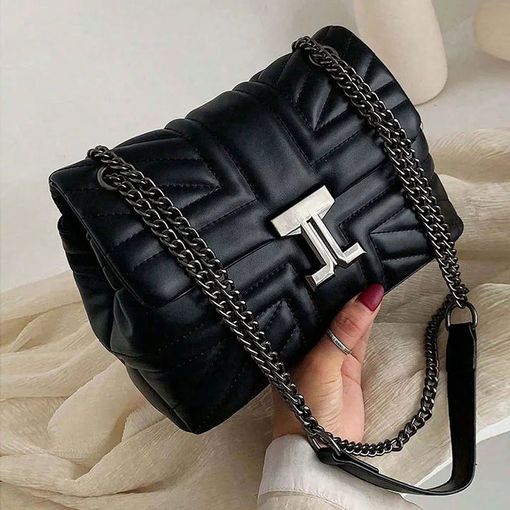 Sac à main matelassé noir élégant pour femme avec chaîne dorée, idéal soirée et accessoire mode.