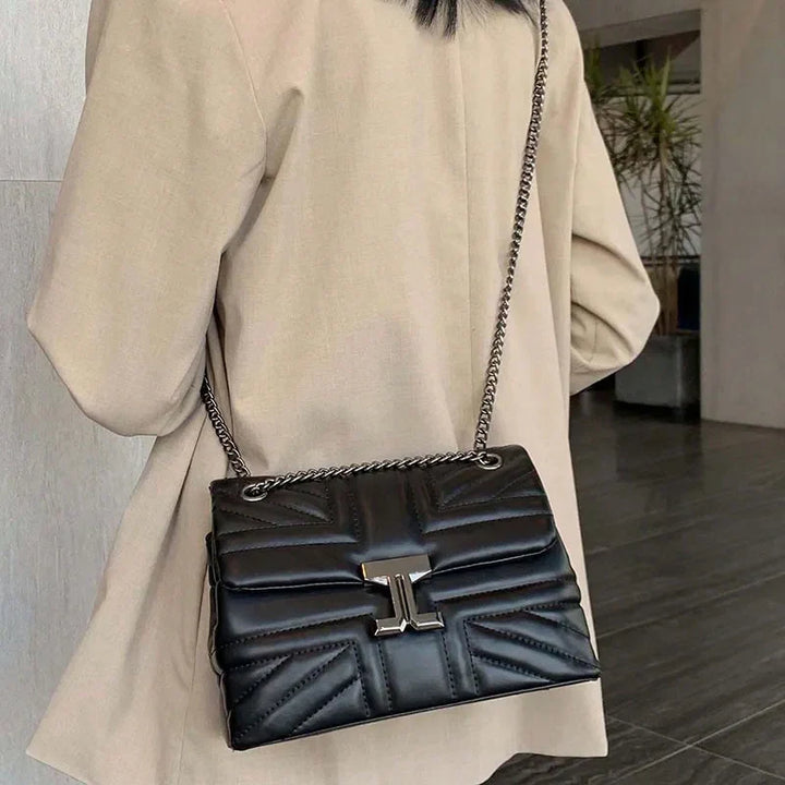 Sac bandoulière femme noir en similicuir matelassé, un accessoire chic pour toutes occasions.