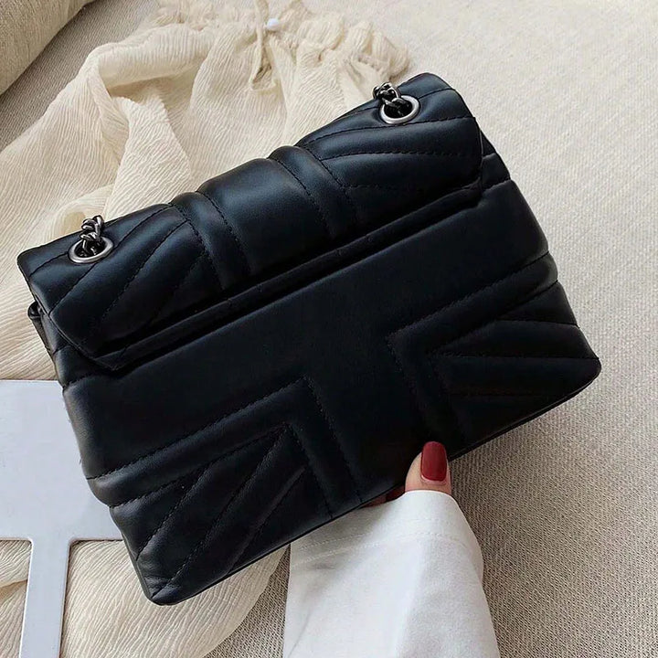 Sac à main noir matelassé pour femmes, style élégant et polyvalent, parfait pour une soirée.