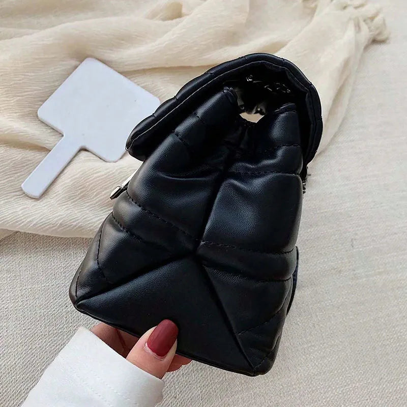 Élégant sac femme noir matelassé avec fermoir distinctif, accessoire essentiel pour toute garde-robe.