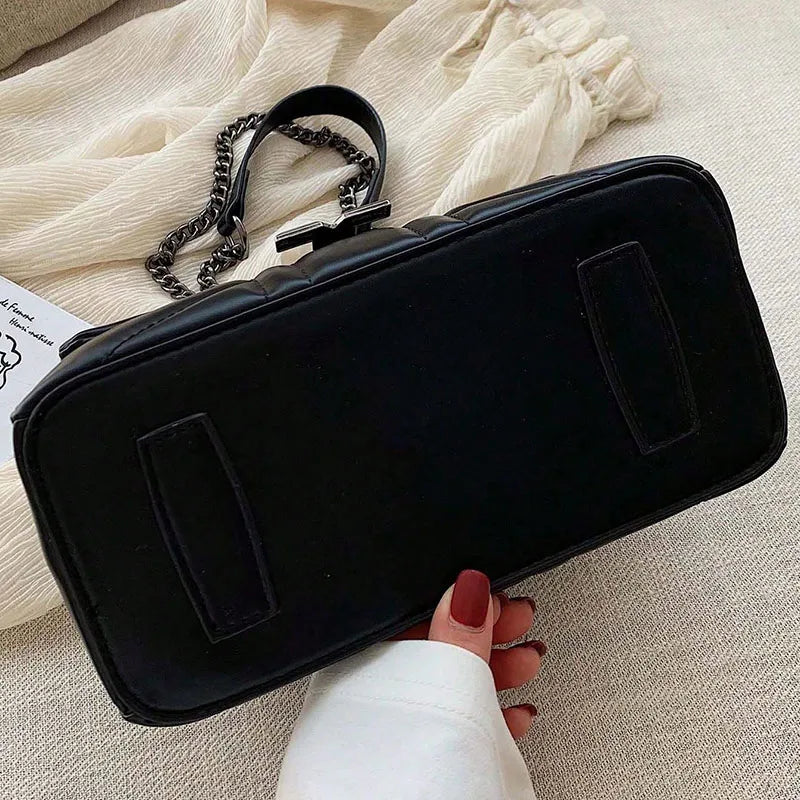 Mini sac à main matelassé noir pour femme, intemporel et moderne en similicuir, idéal mode.