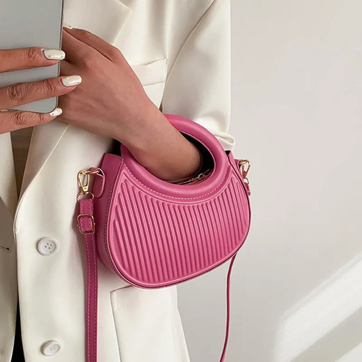 Sac à main mini bandoulière noir matelassé élégant pour femme, en simili cuir chic.
