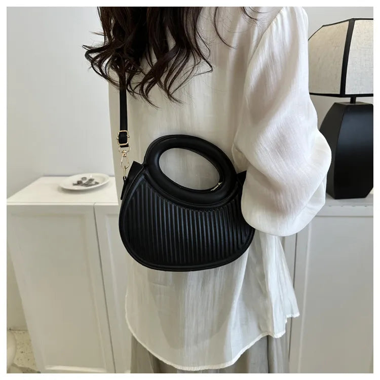 Sac à main mini bandoulière noir matelassé, accessoire rétro chic pour femme, très pratique.