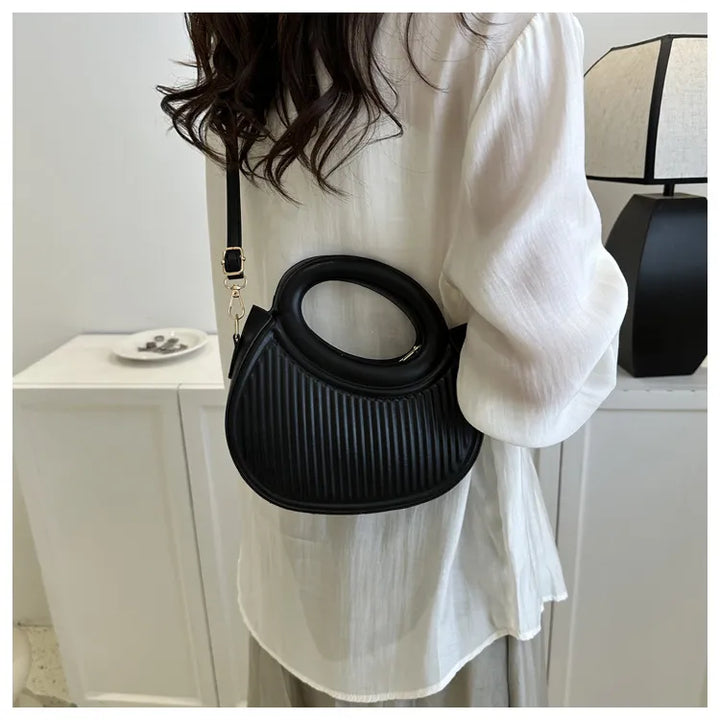 Sac à main mini bandoulière noir matelassé, accessoire rétro chic pour femme, très pratique.