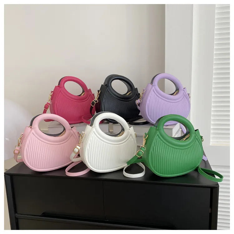 Sac rétro matelassé noir pour femme, mini bandoulière, accessoire de mode élégant et intemporel.