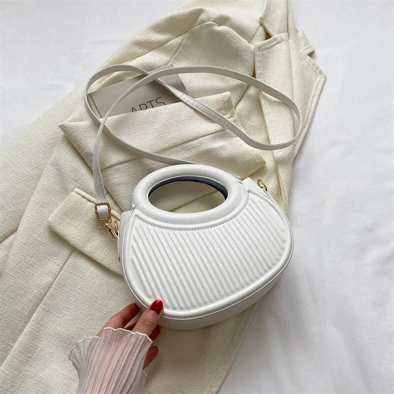 Mini sac à main en simili cuir matelassé noir, bandoulière, pour femme, style chic et polyvalent.