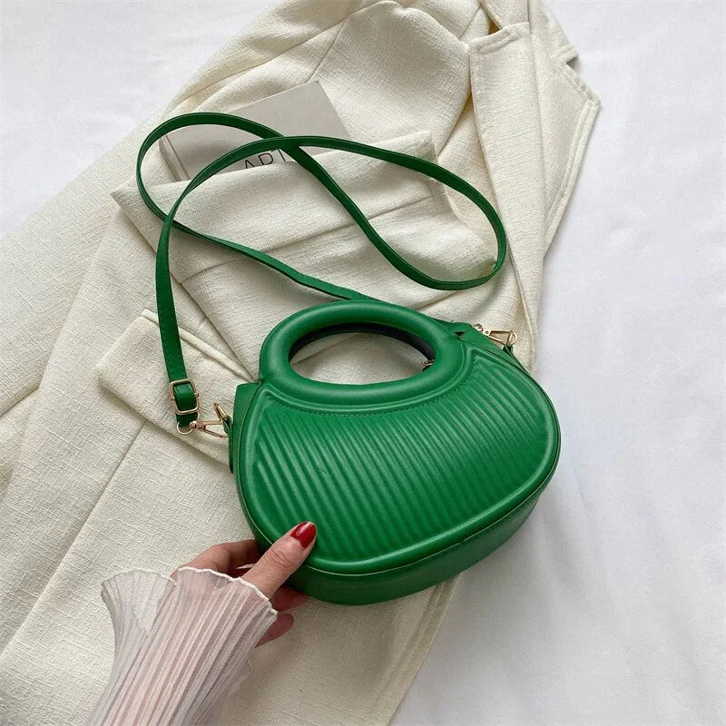 Petit sac bandoulière matelassé noir, idéal pour le quotidien, accessoire mode femme tendance.