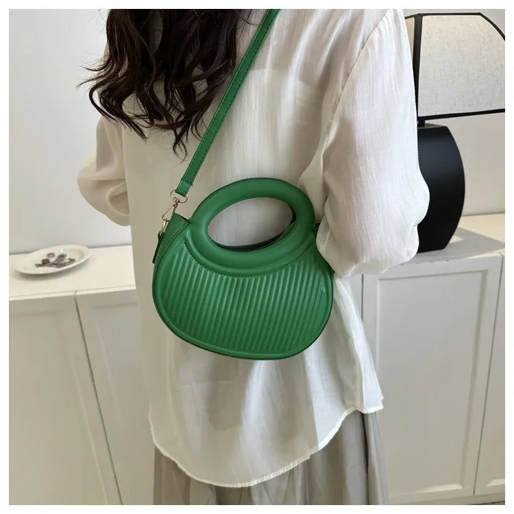 Mini sac bandoulière matelassé noir pour femme, look rétro et élégant en simili cuir.