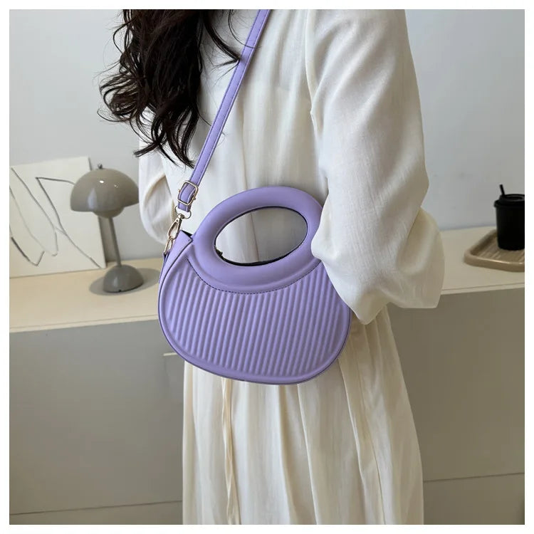 Accessoire de mode femme: mini sac à main matelassé noir, bandoulière élégante et moderne.