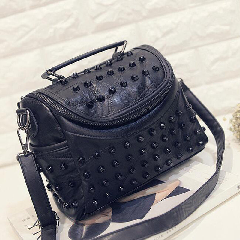 Accessoire de mode: sac à main noir pour femme, design clouté style rock chic.