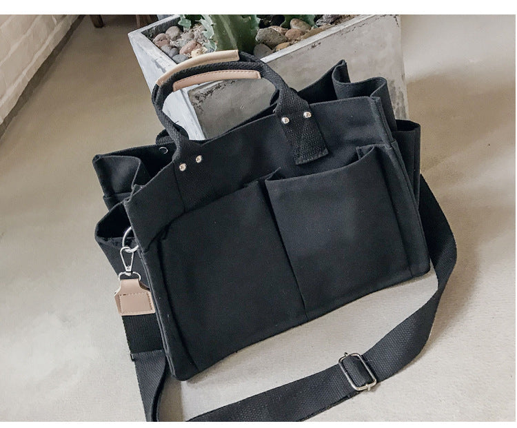 Sac à main noir d'école élégant pour étudiant, porté à l'épaule, tendance et fonctionnel, idéal rentrée