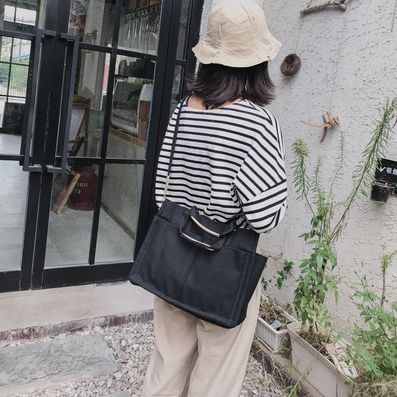 Vue de dos d'un sac noir pour l'école, style bandoulière, bagage à main pratique et tendance