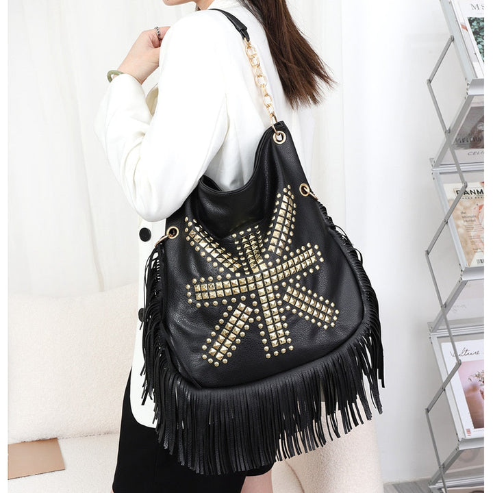 Sac à main noir femme style rock chic en cuir PU avec franges. Élégant, accessoire mode tendance.