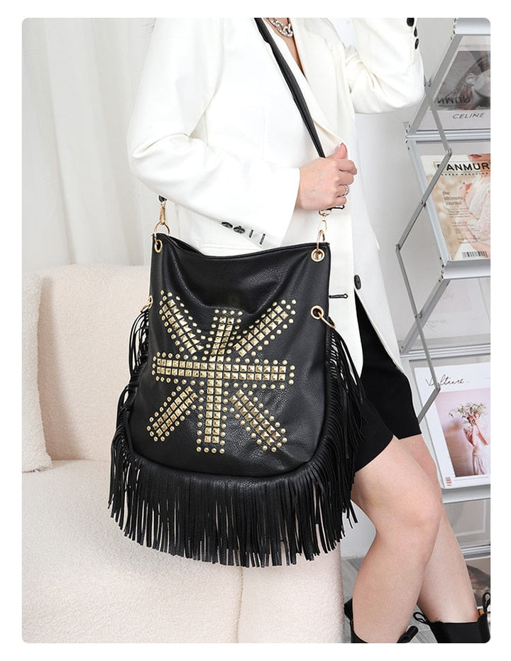 Sac à main femme noir à franges en cuir PU avec bandoulière. Style rock chic, parfait pour un look tendance.
