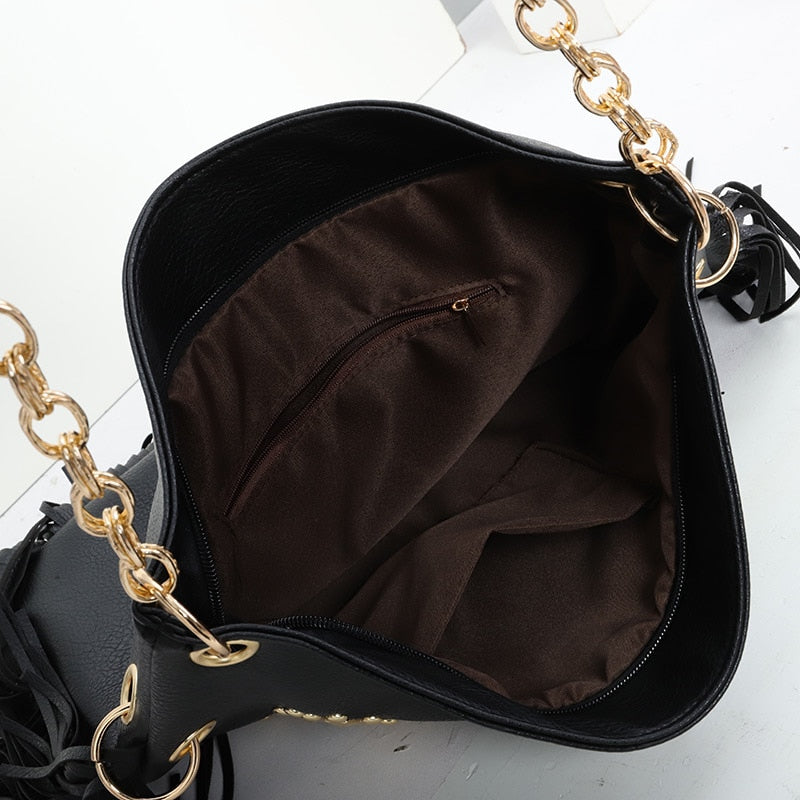 Accessoire mode femme: sac à épaule noir à franges en cuir PU, design rock chic. Élégant et polyvalent.