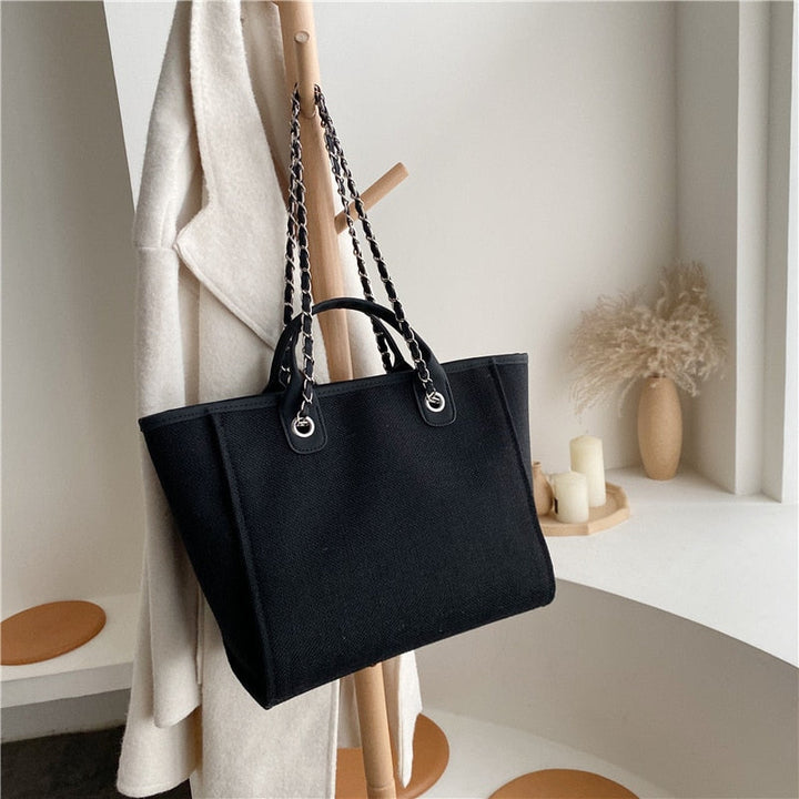 Sac à main noir élégant avec chaîne épaule dorée, idéal femme, accessoire mode polyvalent pour le quotidien