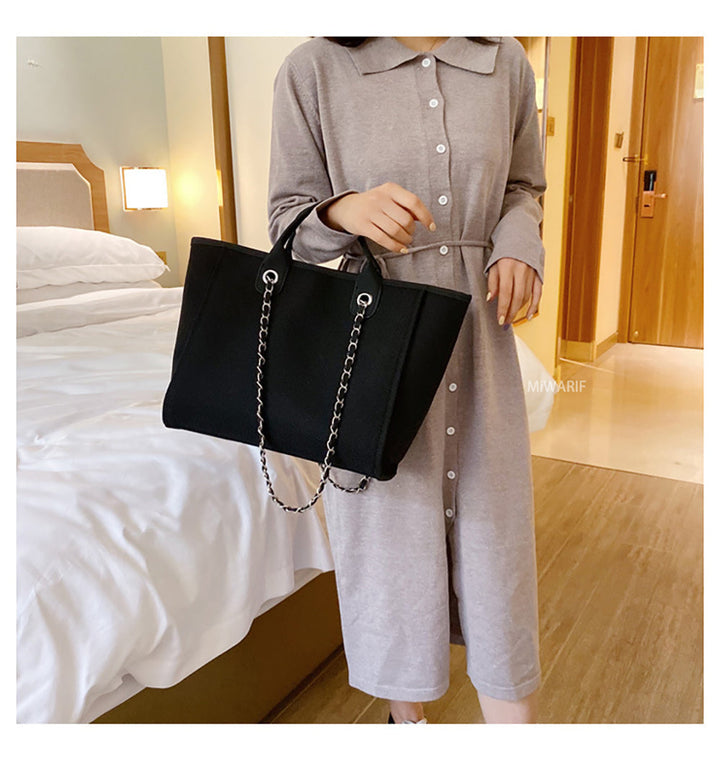 Sac fourre-tout noir féminin, bandoulière chaîne, parfait pour un look chic et quotidien, article de mode