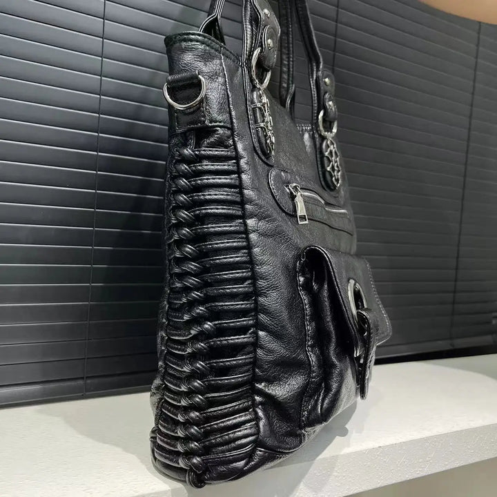 Sac à main femme noir élégant en synthétique robuste, parfait pour usage quotidien au travail.