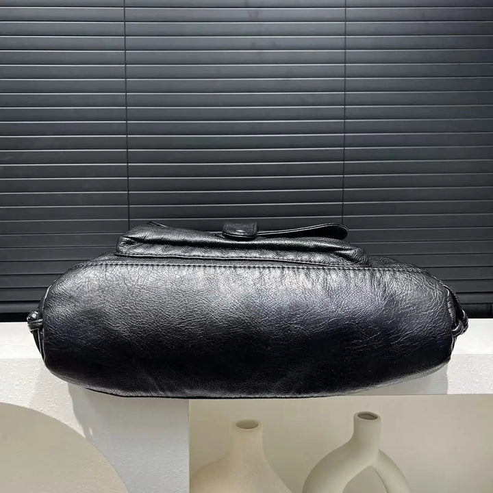 Sac à main femme noir solide et polyvalent, parfait pour le travail, les cours ou les sorties.