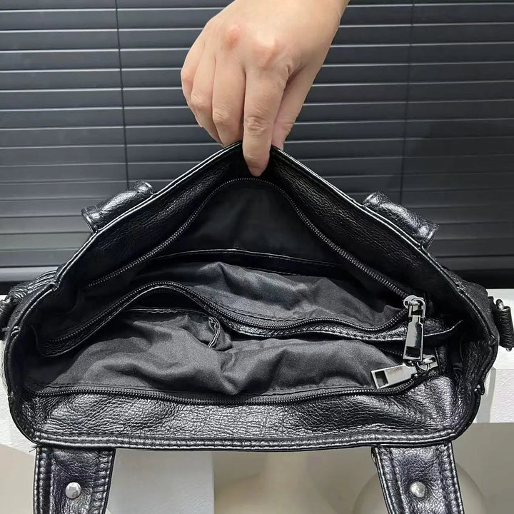 Sac à main noir femme au design élégant et moderne, robuste pour cours et travail. Look professionnel.
