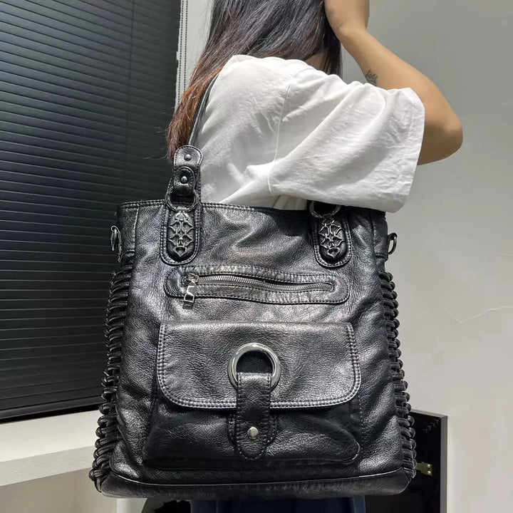 Sac à main noir robuste pour femmes, idéal pour transporter vos affaires de cours ou de travail.