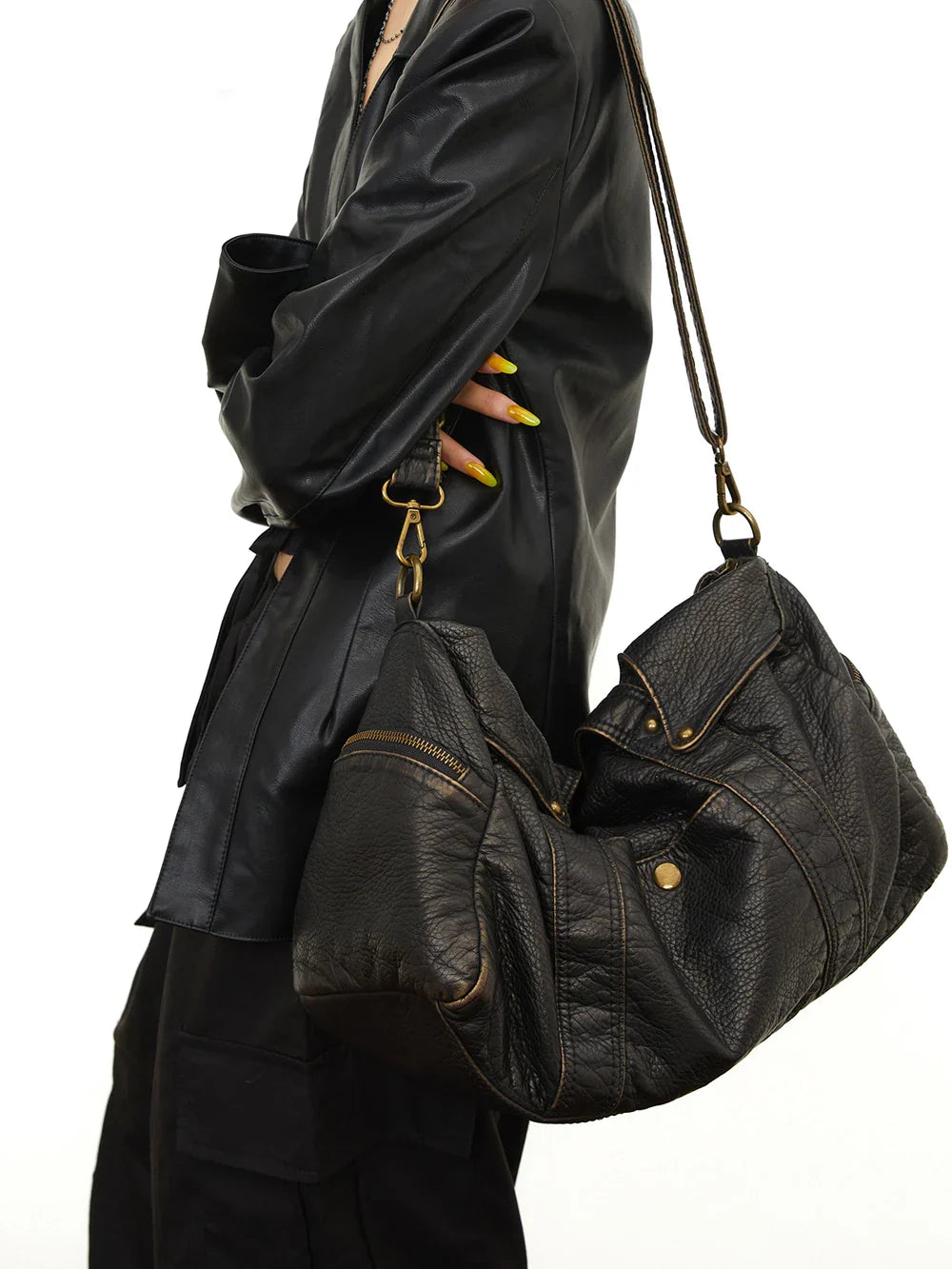 Femme portant un grand sac à main noir en cuir synthétique. Élégant, pratique pour étudiante et mode, porté épaule.