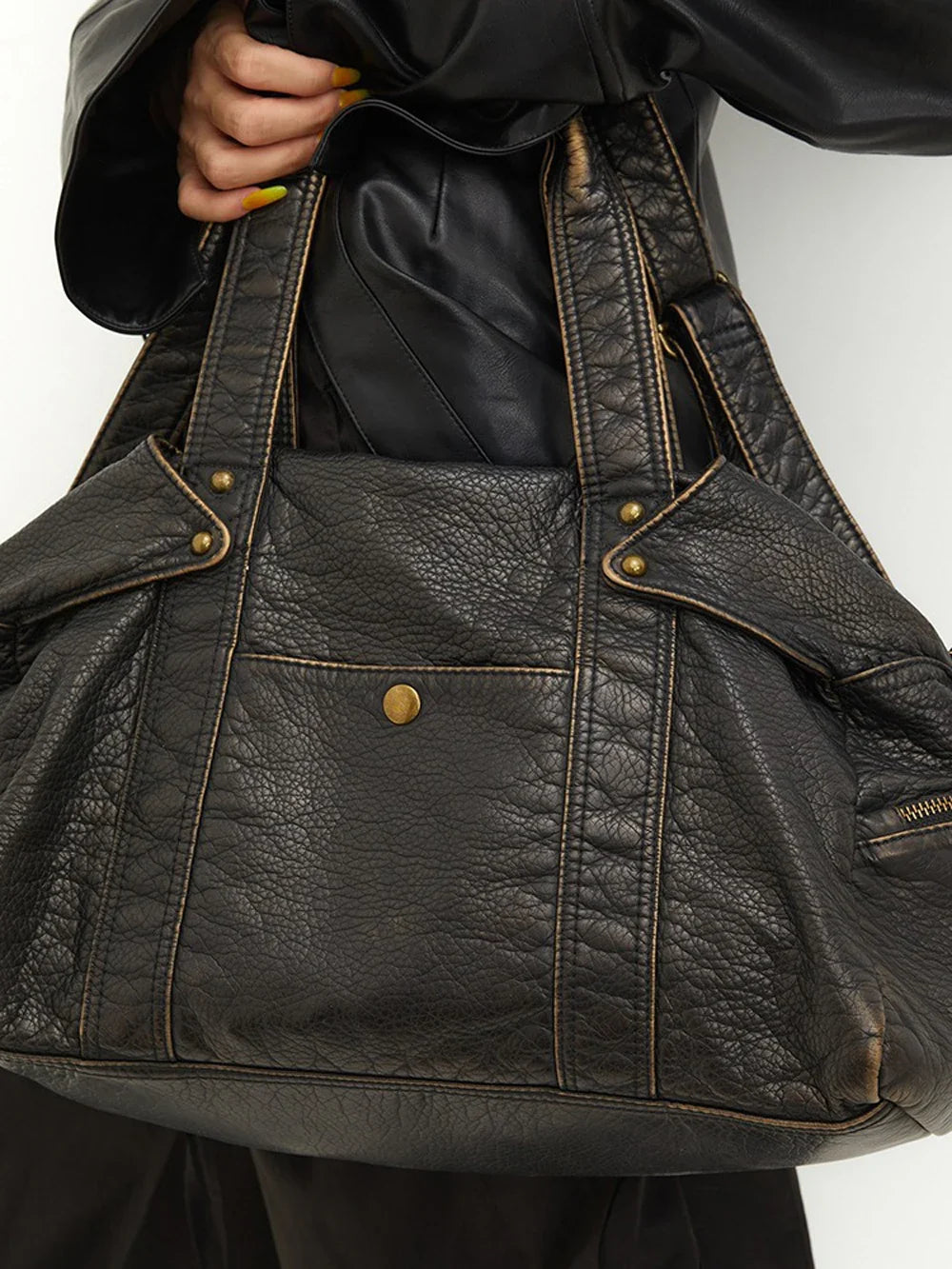 Sac à main femme noir en cuir synthétique. Élégant, grand et pratique. Idéal pour étudiante, mode ou travail.