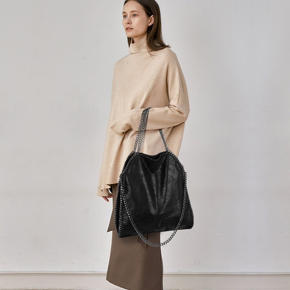 Pochette sac à main noire pour femme, chaîne élégante et bandoulière, accessoire chic en cuir vegan.