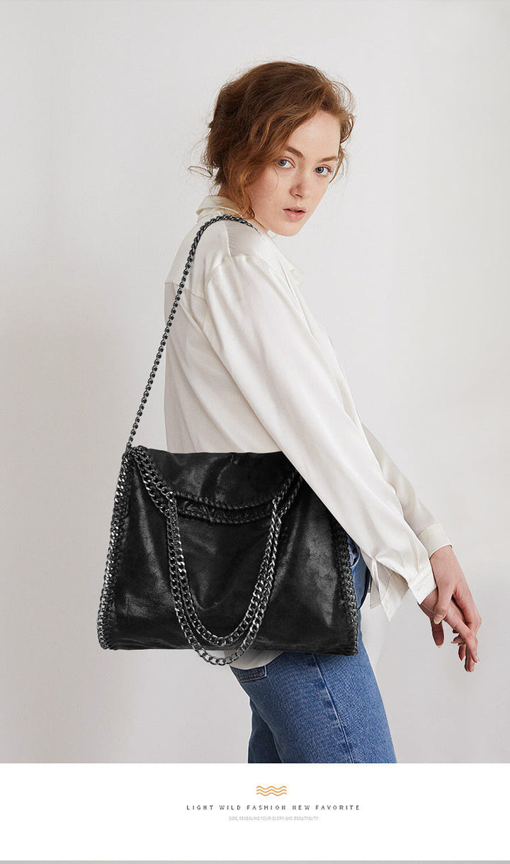 Sac à main noir chic et élégant pour femme, avec chaîne, en cuir vegan. Accessoire de mode intemporel.