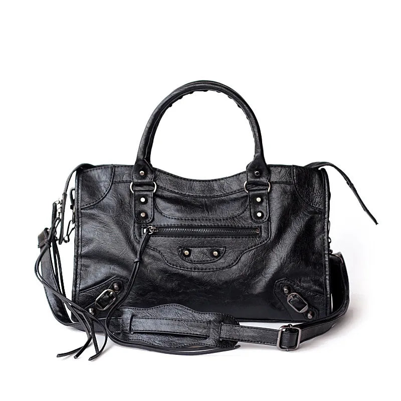 Sac à main noir élégant pour femmes, porté épaule ou bandoulière, cuir synthétique.