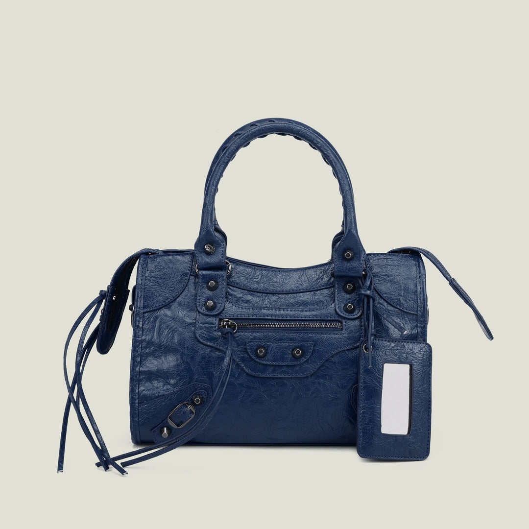 Petit sac épaule rouge, accessoire chic, complète toute tenue mode femme.