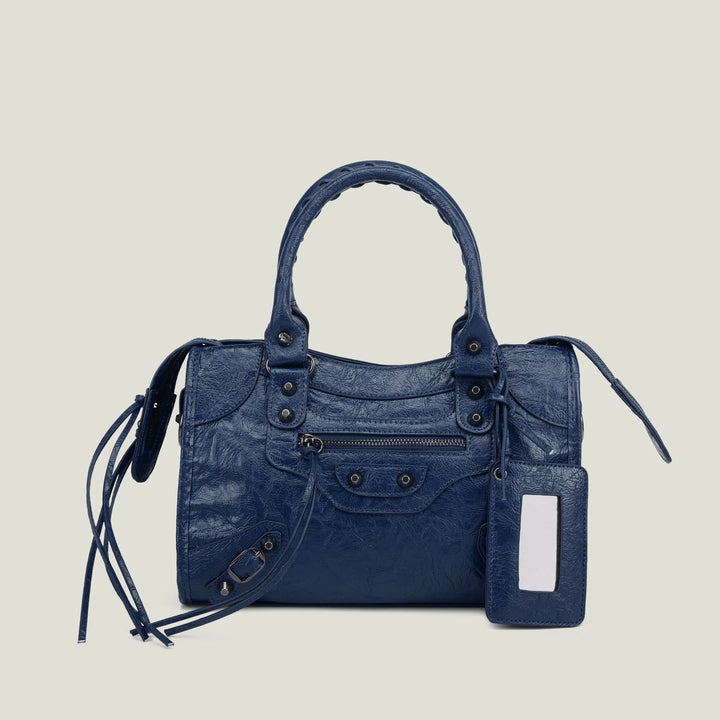 Petit sac épaule rouge, accessoire chic, complète toute tenue mode femme.