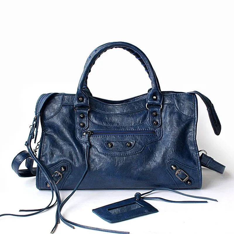 Sac à main noir en cuir synthétique, design moderne et pratique pour femmes.