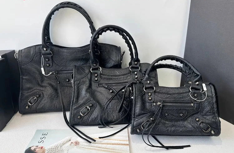 Sac bandoulière rouge, un accessoire mode femme élégant et intemporel.