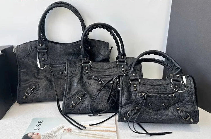 Sac bandoulière rouge, un accessoire mode femme élégant et intemporel.