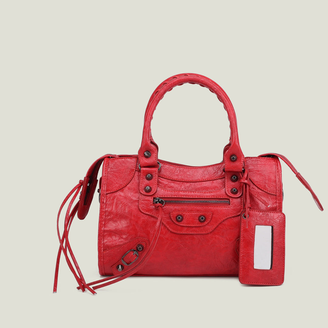 Sac à main rouge chic, parfait pour un look sophistiqué et tendance.