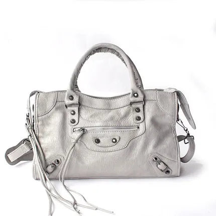Sac femmes élégant noir, porté main, épaule ou bandoulière, cuir synthétique.