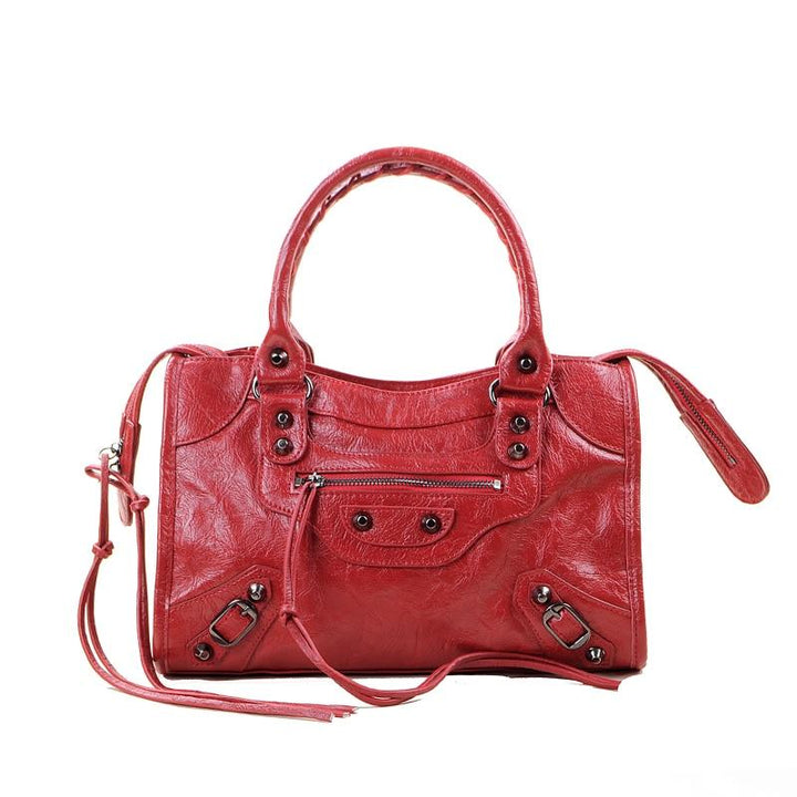 Sac tendance rouge en cuir synthétique, pour un style affirmé et moderne.