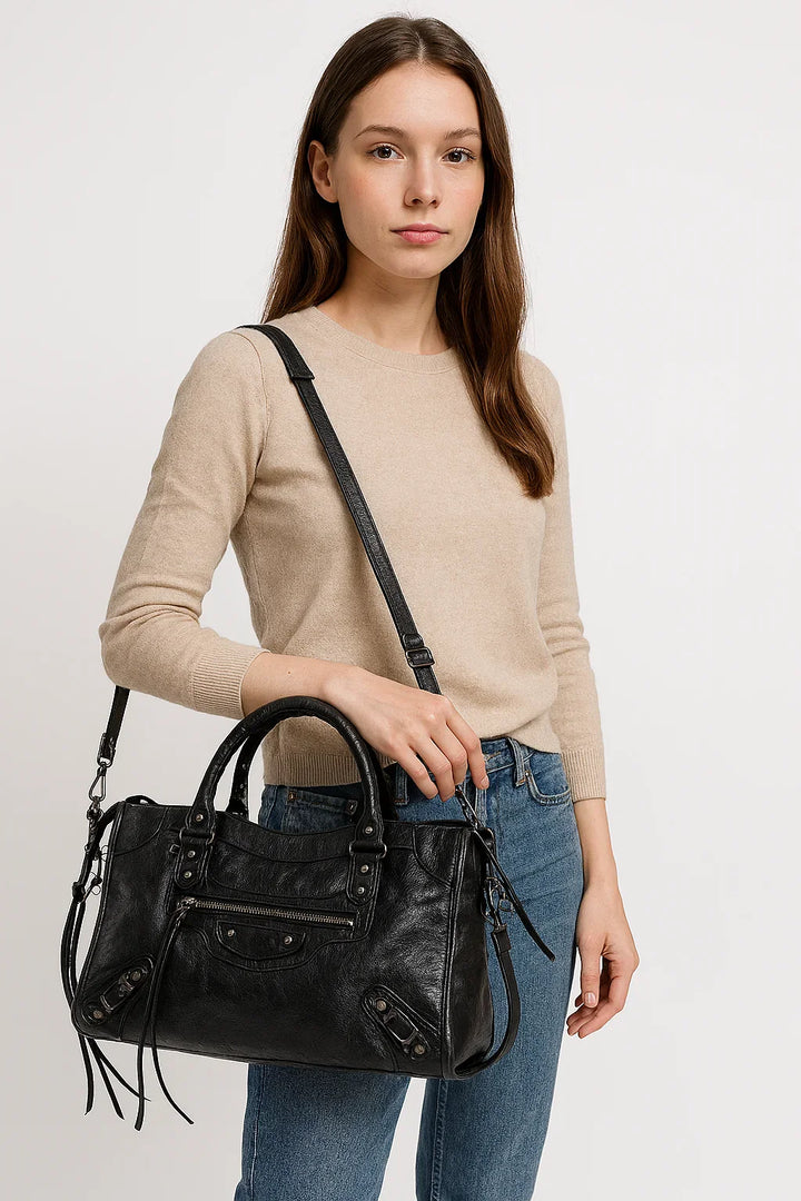 Sac à main noir de luxe, accessoire essentiel pour la mode féminine.