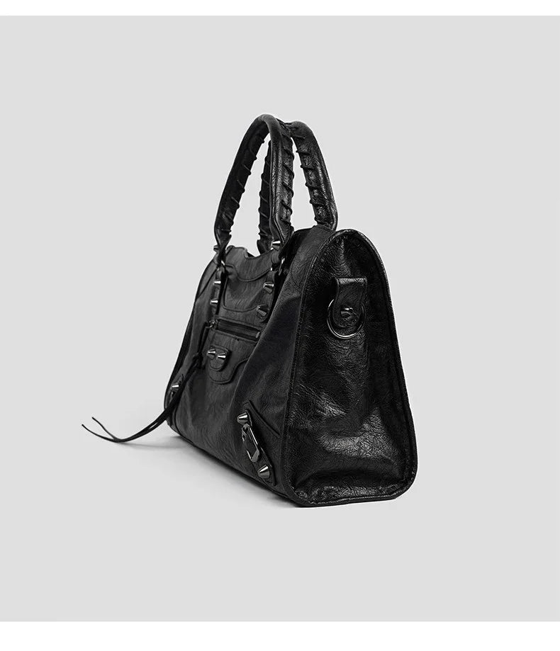 Sac épaule noir, grand et fonctionnel, parfait pour les besoins quotidiens.